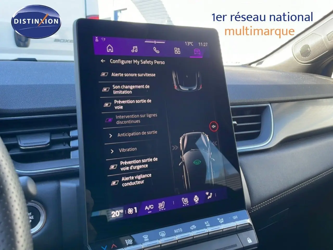 Vue intérieure du tableau de bord du Renault Symbioz 2025, écran tactile affichant les aides à la conduite.