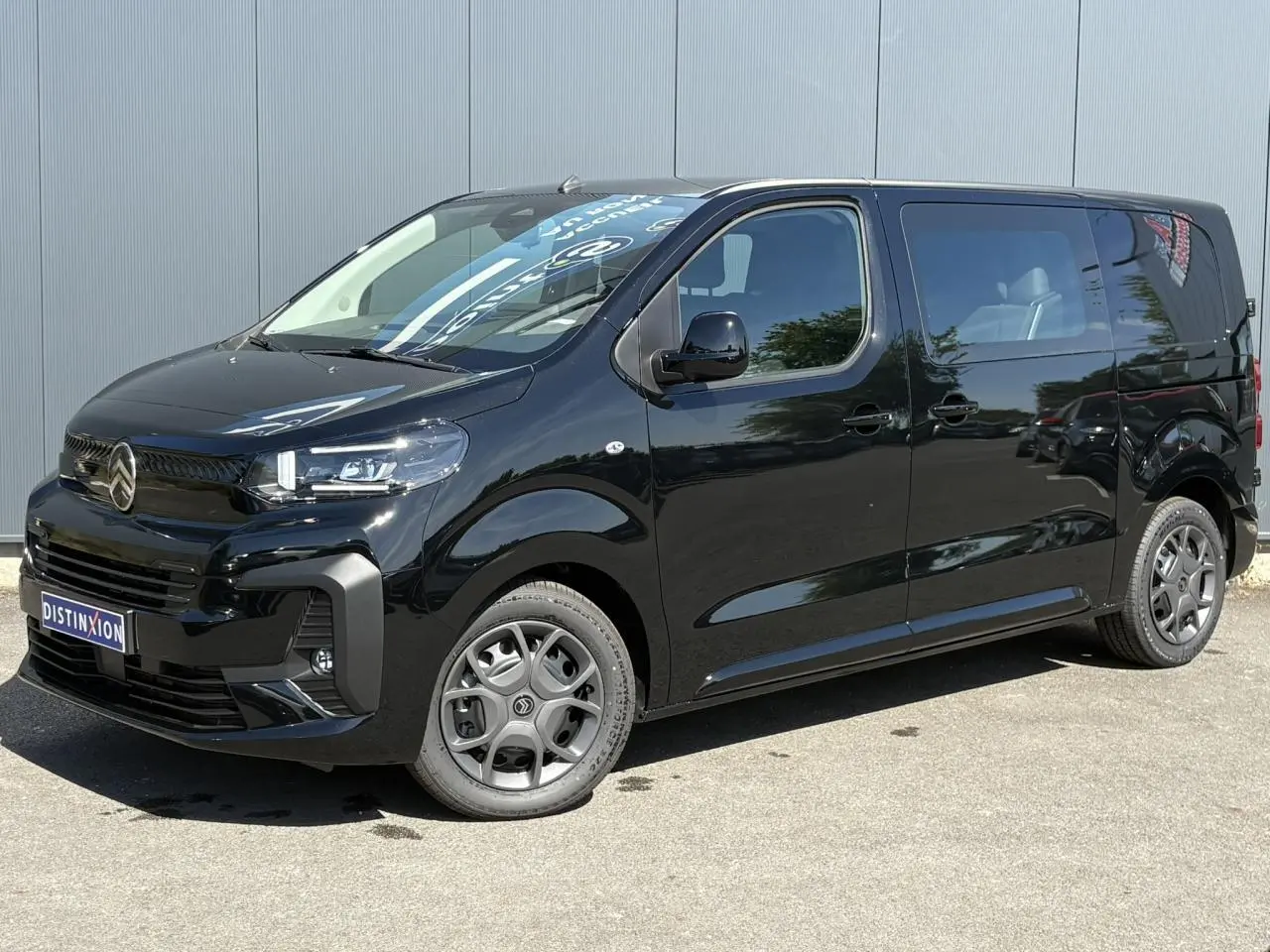 Vue 3/4 avant droit du Citroën Jumpy noir Perla avec jantes tôle noires et porte latérale coulissante.