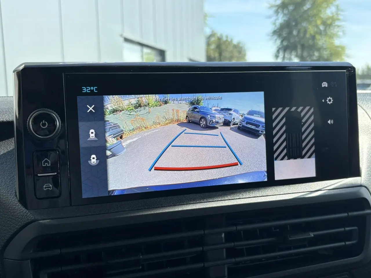 Écran tactile intérieur montrant la caméra de recul avec vue arrière du Citroën Jumpy noir Perla.