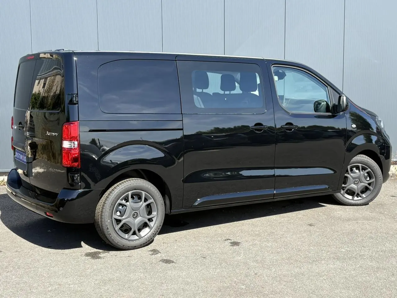 Vue latérale droite d'un Citroën Jumpy noir Perla avec Pack Look, portes coulissantes et jantes tôles 17'' noires.