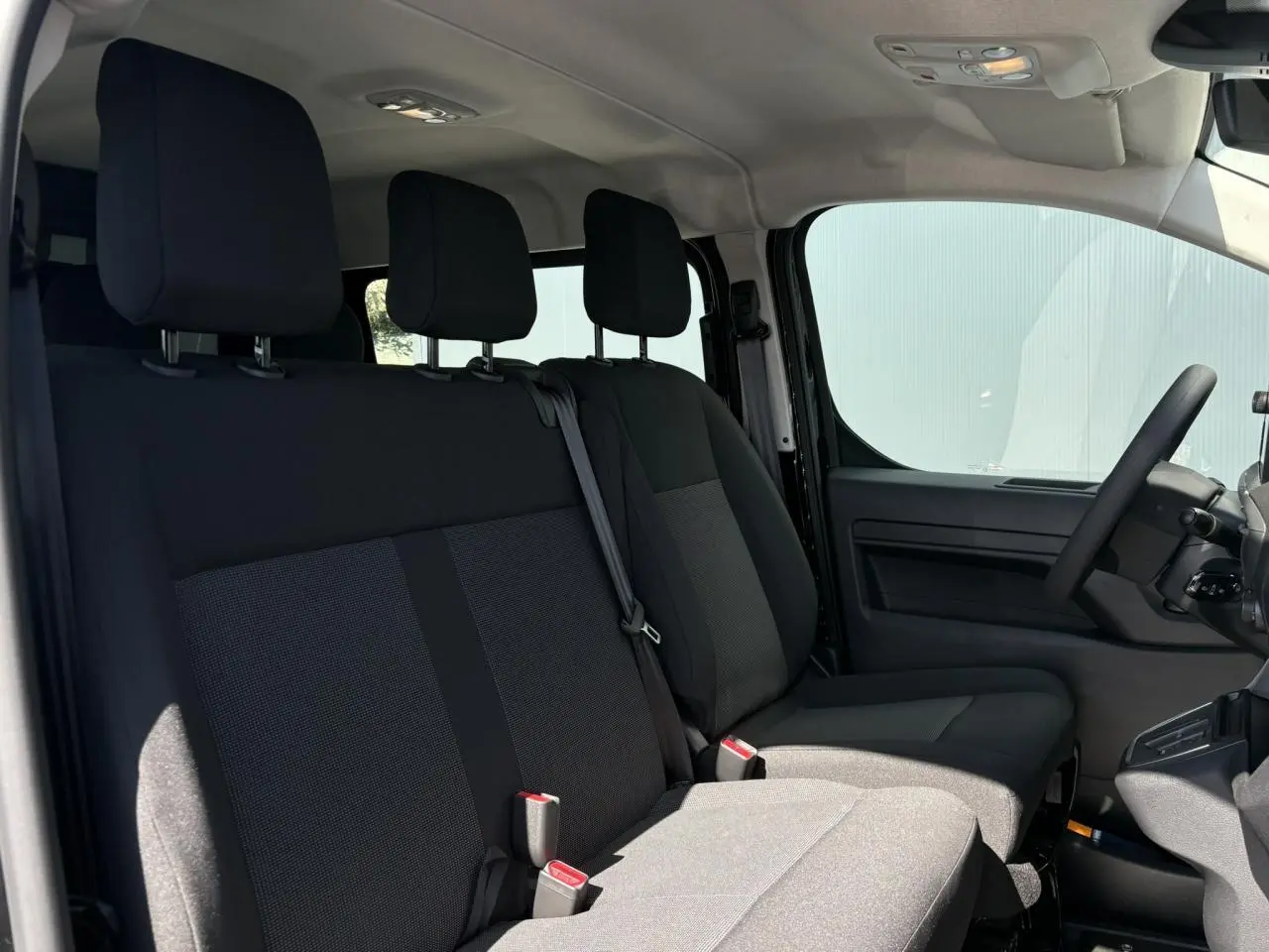 Vue intérieure côté conducteur du Citroën Jumpy 2026 noir Perla, montrant la banquette 2 places et le siège conducteur individuel.