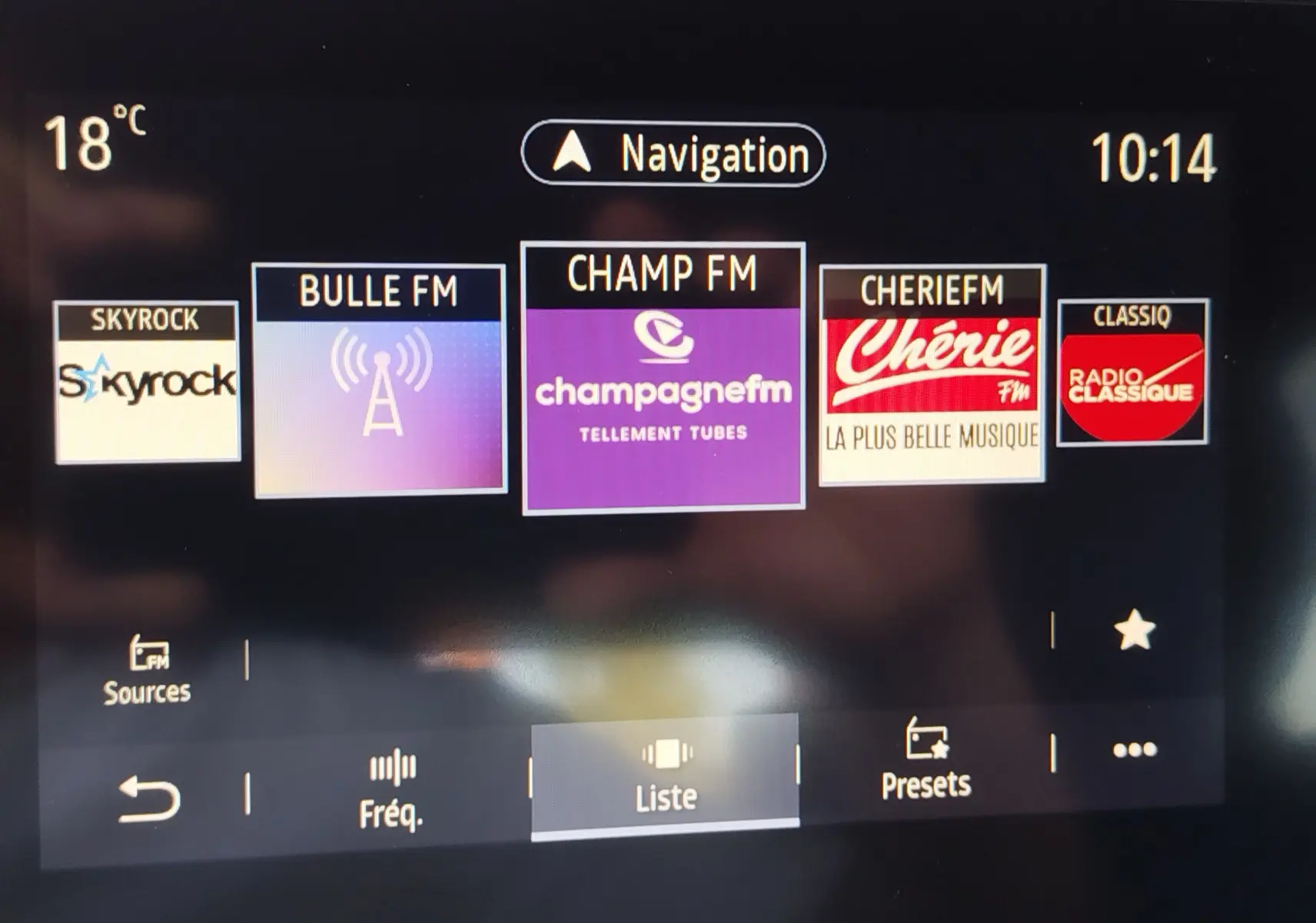 Écran multimédia de la Renault Clio 1.6 E-Tech hybride 140ch Intens 2022 affichant les stations radio FM.