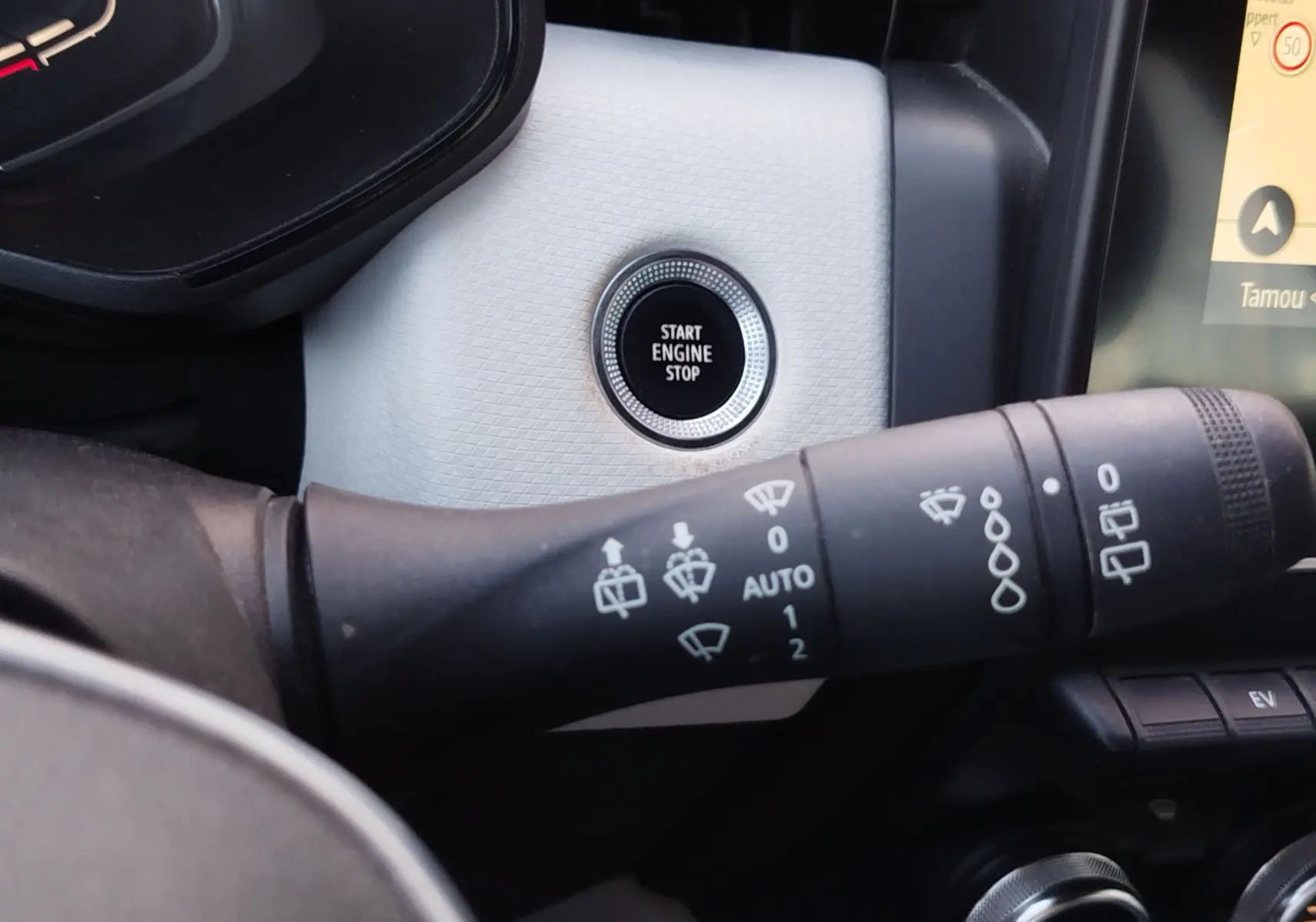 Gros plan sur le bouton Start Engine Stop et la commande d’essuie-glace dans l’habitacle de la Renault Clio 1.6 E-Tech hybride 2022.