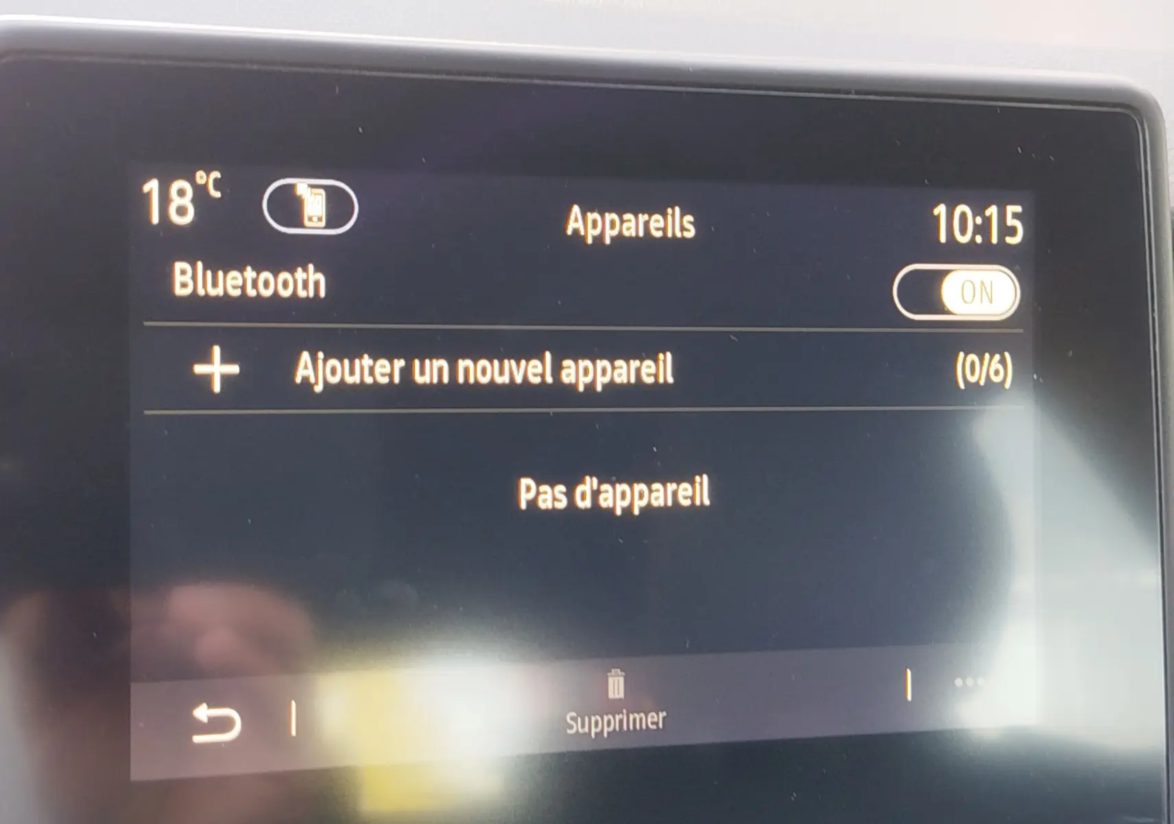 Écran tactile central de la Renault Clio 1.6 E-Tech hybride 2022 affichant le menu Bluetooth sans appareil connecté.