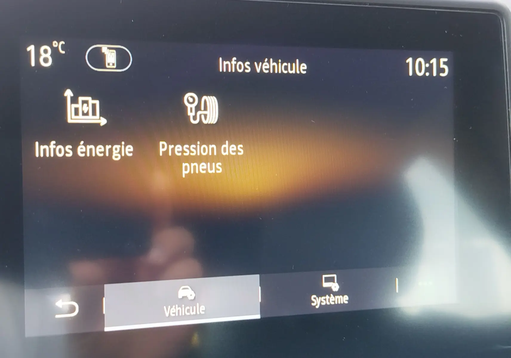 Écran central de la Renault Clio 1.6 E-Tech hybride 2022 affichant les infos énergie et pression des pneus.