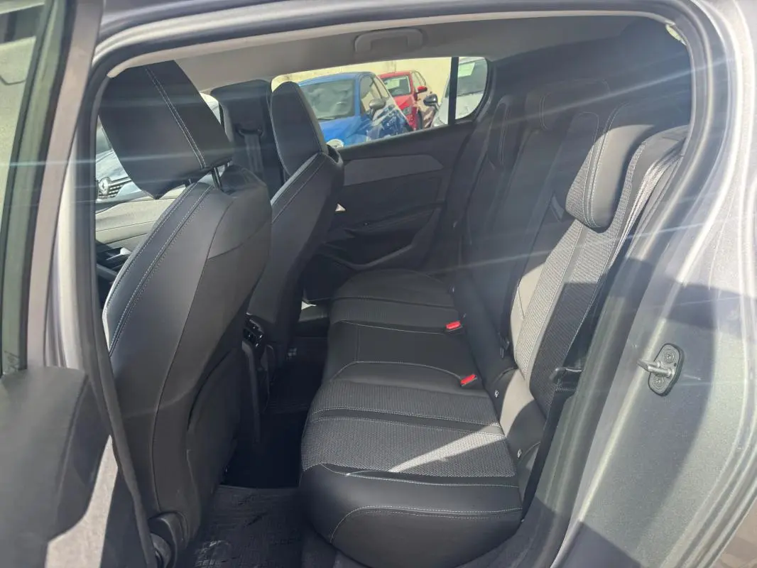 Vue intérieure côté droit des sièges arrière gris foncé de la Peugeot 308 Hybrid 145 e-DCS6 Allure 2025.