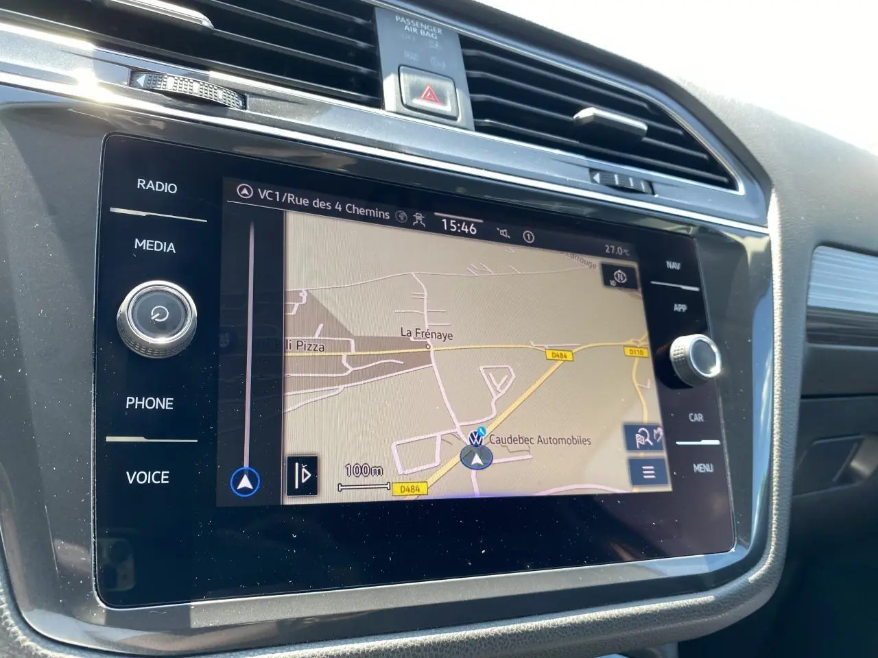 Écran multimédia tactile du Volkswagen Tiguan Allspace 2022 affichant la navigation GPS en intérieur.