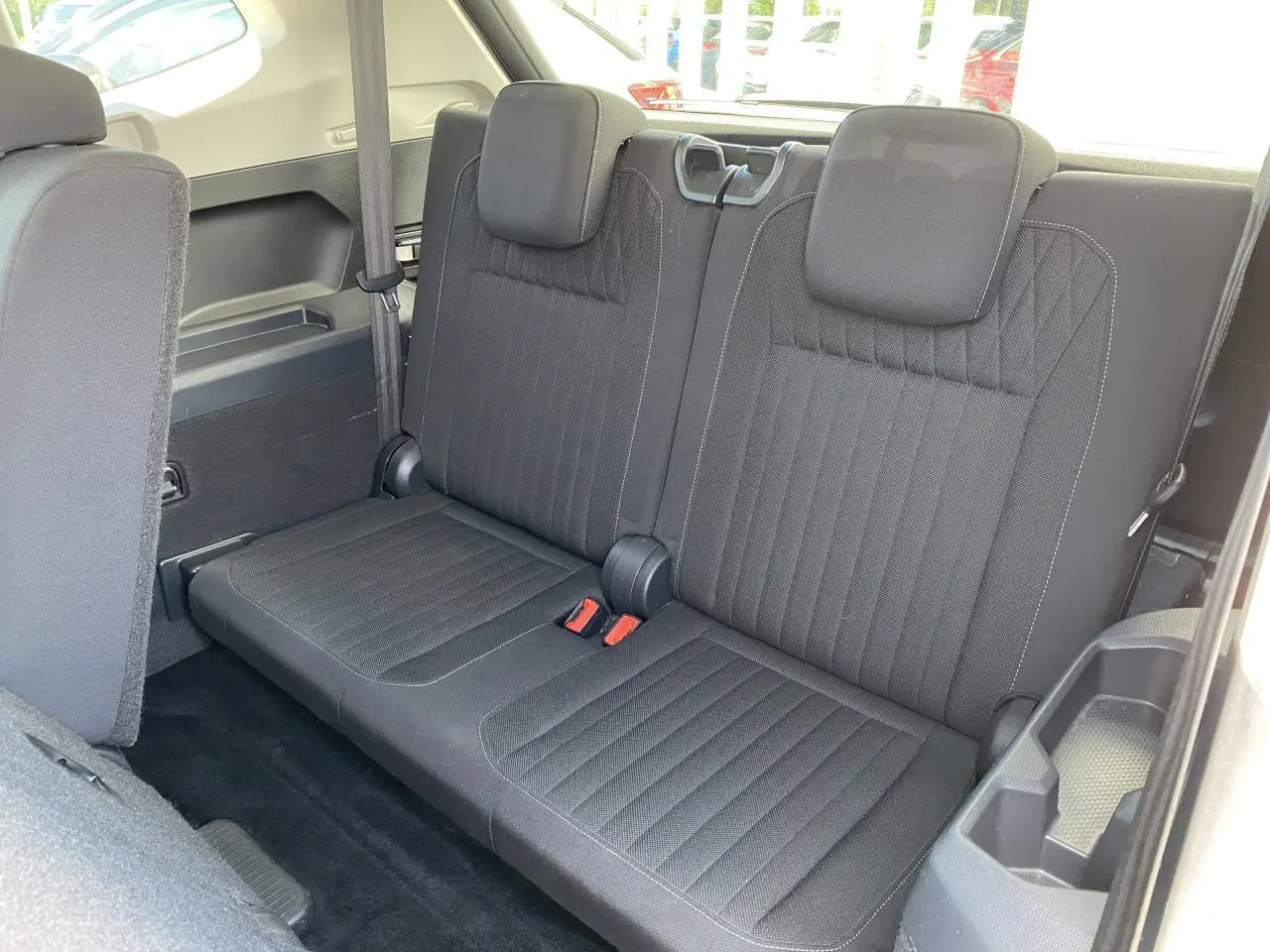 Banquette arrière en tissu noir du Volkswagen Tiguan Allspace 2022, vue côté droit avec ceinture de sécurité visible.