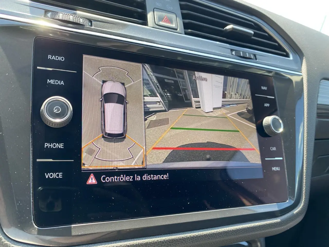 Écran multimédia du Volkswagen Tiguan Allspace gris argent montrant la vue 360° et caméra de recul