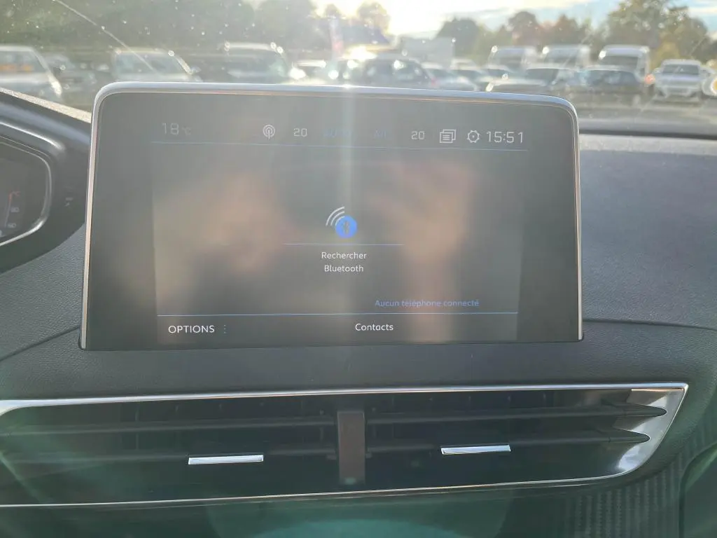 Écran tactile central du Peugeot 3008 Crossway 2020 affichant la recherche Bluetooth dans l'habitacle.