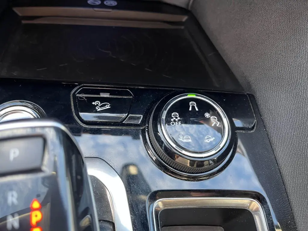 Gros plan sur la molette de sélection des modes de conduite du Peugeot 3008 bleu magnétique, finition Crossway.