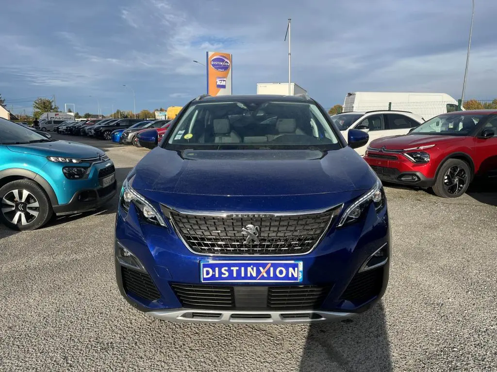 Vue frontale d'un Peugeot 3008 Crossway bleu magnétique avec calandre noire et plaque Distinxion visible.