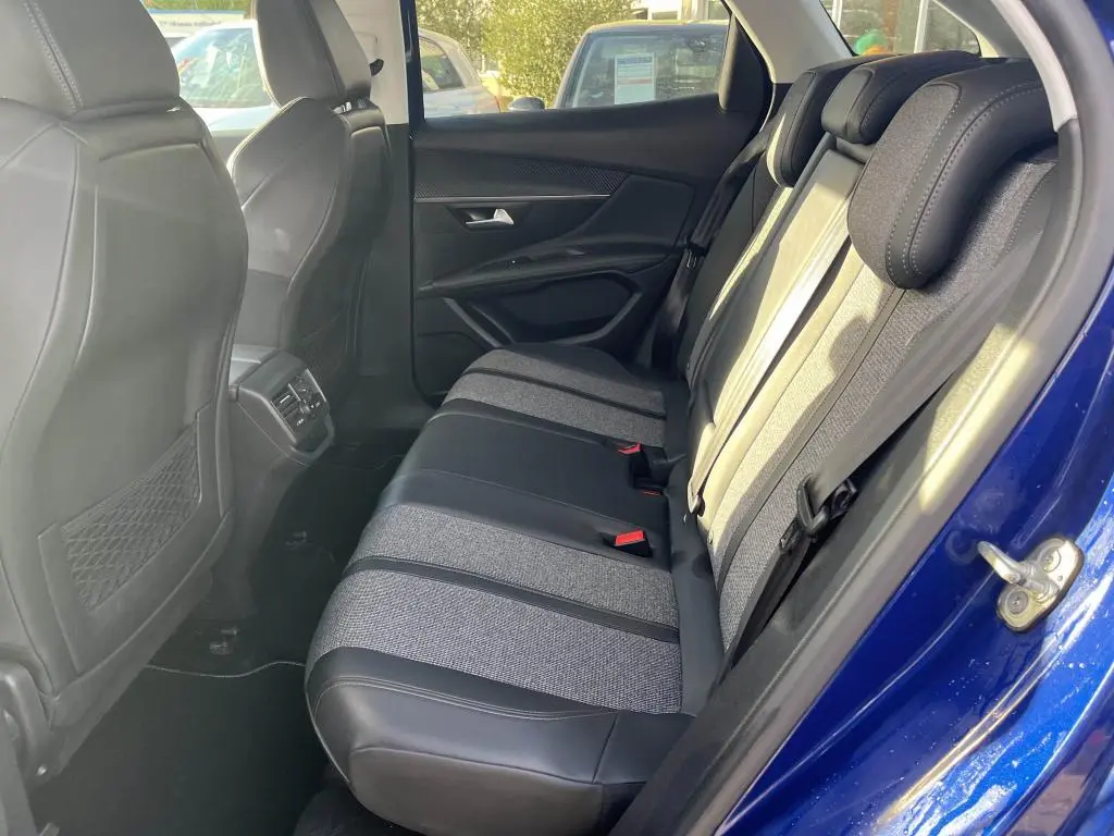 Vue côté droit de l'habitacle arrière du Peugeot 3008 bleu magnétique, avec sellerie TEP et Alcantara Crossway.