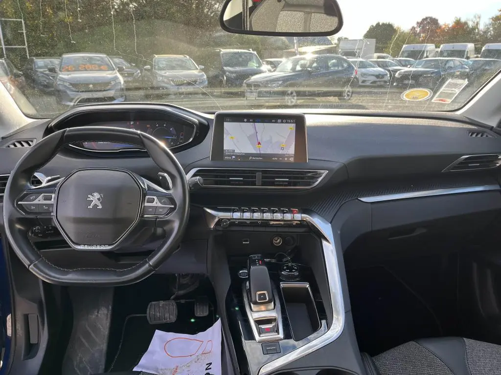 Vue intérieure du tableau de bord et volant compact du Peugeot 3008 bleu magnétique avec écran tactile et console centrale moderne.
