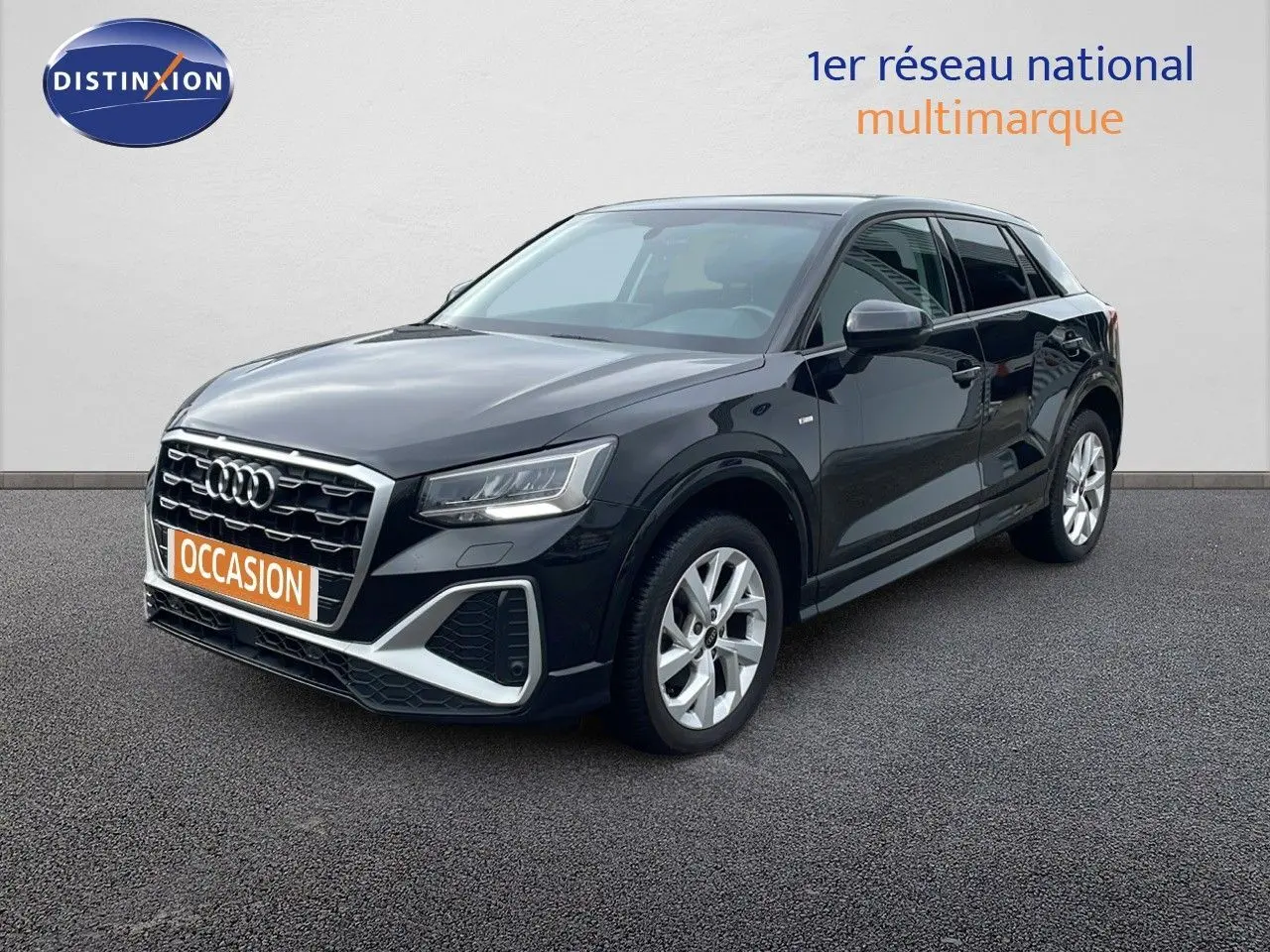 Audi Q2 noir mito metal vue 3/4 avant droit, mettant en valeur sa calandre S-Line et ses jantes argentées.