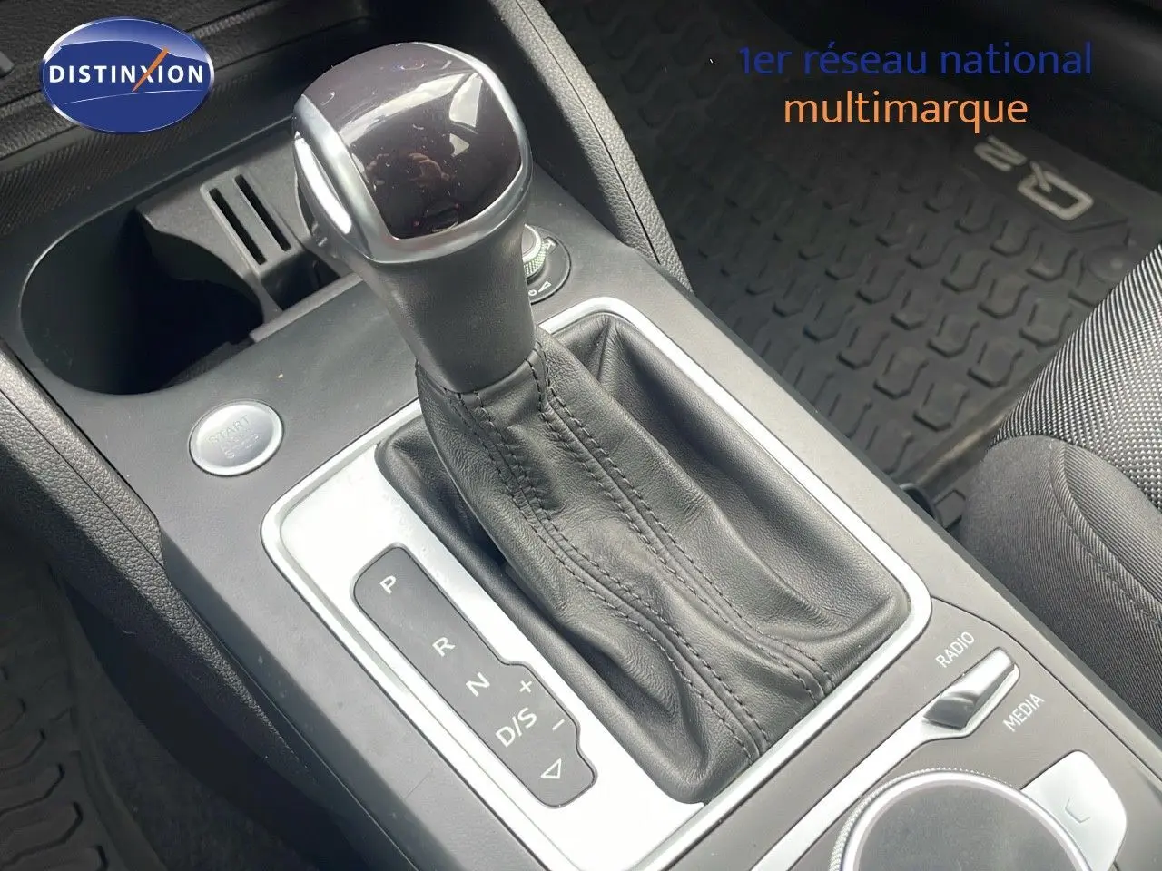 Le levier de vitesses automatique noir en cuir de l'Audi Q2 35 TFSI S-Line, vue rapprochée intérieure.