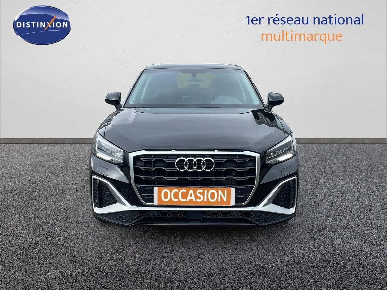 Vue frontale d'un Audi Q2 noir mito metal 2023 avec calandre hexagonale et phares LED distinctifs.