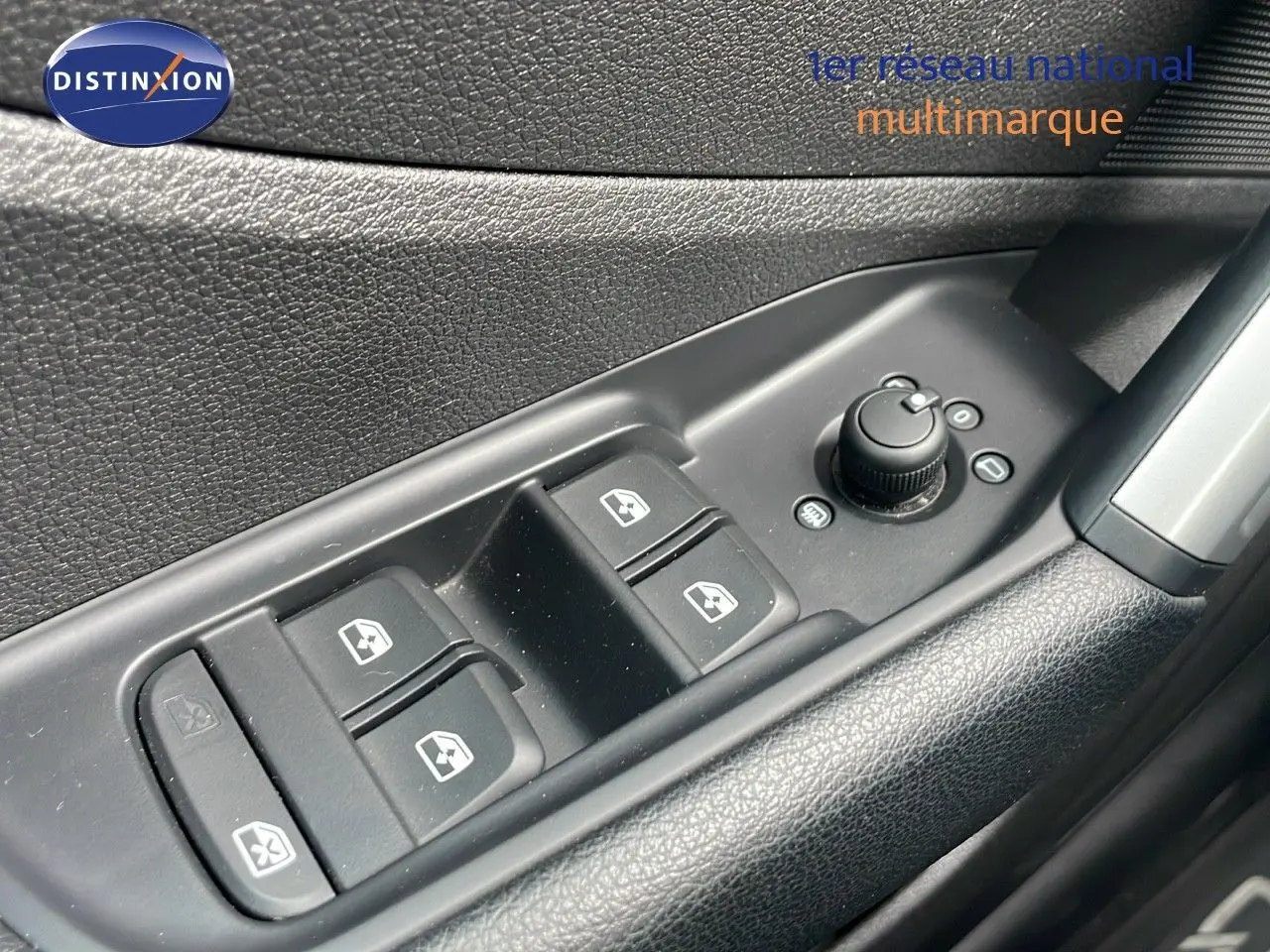 Gros plan sur les commandes des vitres et rétroviseurs côté conducteur d'une Audi Q2 noire Mito Metal 2023.