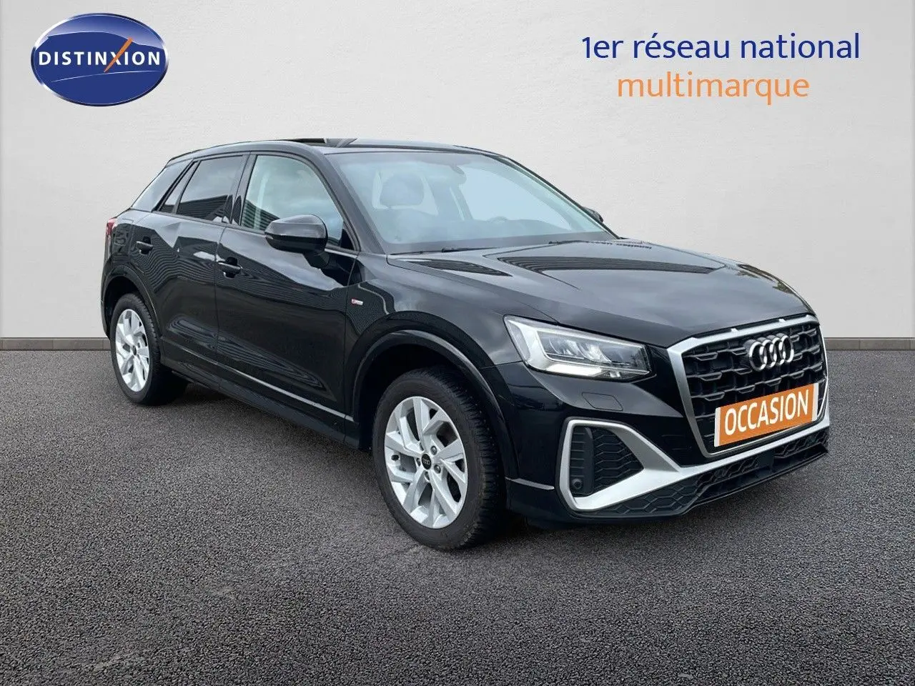Audi Q2 noir mito metal en 3/4 avant droit, mettant en valeur sa calandre distinctive et ses jantes argentées.