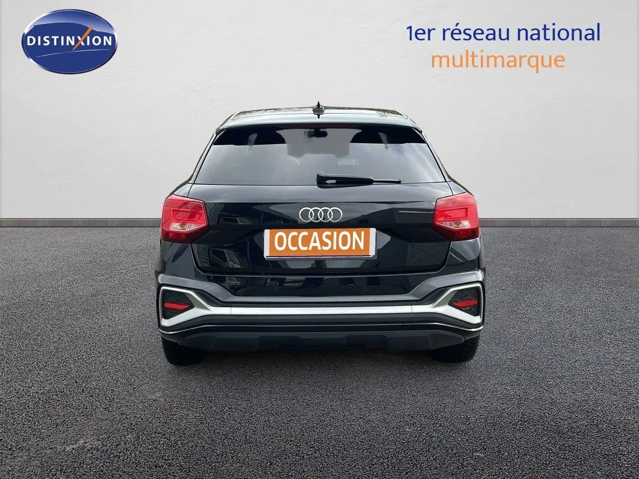 Vue arrière d'un Audi Q2 noir mito metal 2023 avec feux arrière rouges et plaque "OCCASION" visible.