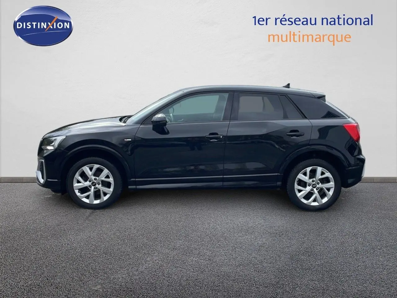 Audi Q2 35 TFSI S-Line noir mito metal, vue de profil côté gauche sur fond neutre, jantes alliage visibles.