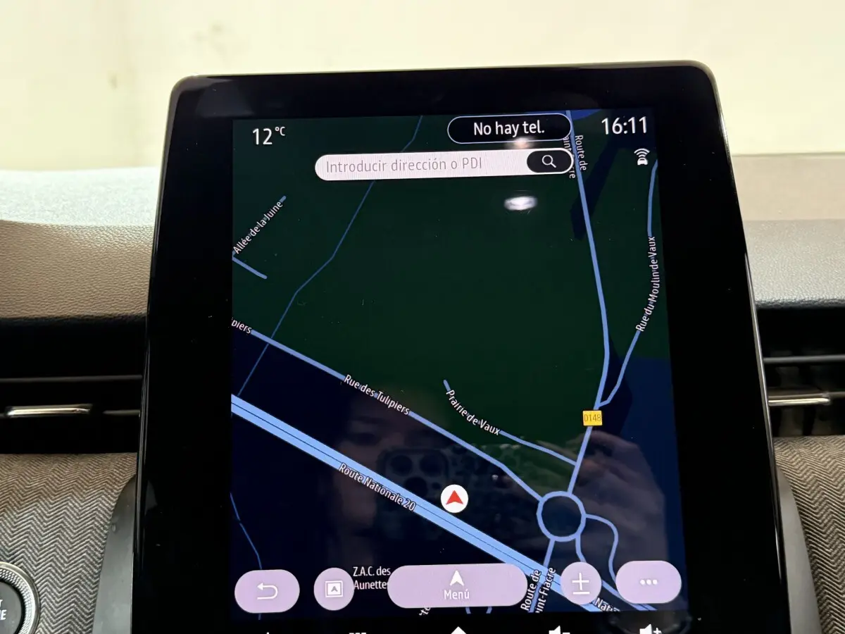 Écran tactile central de navigation 7 pouces affichant une carte dans l’habitacle d’une Renault Clio rouge 2024.