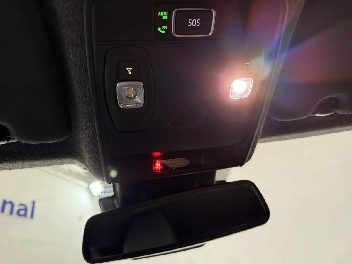 Vue intérieure en plongée du plafonnier avec éclairage et bouton SOS dans une Renault Clio Techno TCe 90 rouge 2024.