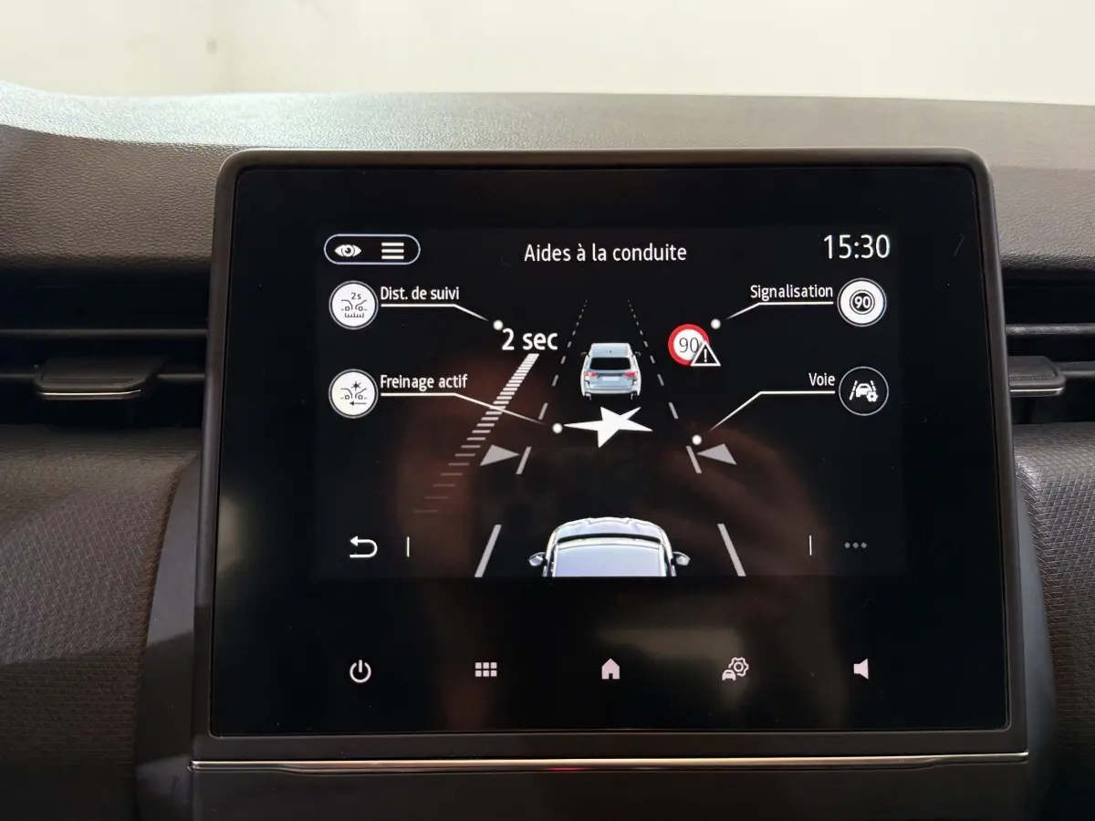 Écran tactile central de la Renault Clio Business blanc 2021 affichant les aides à la conduite.