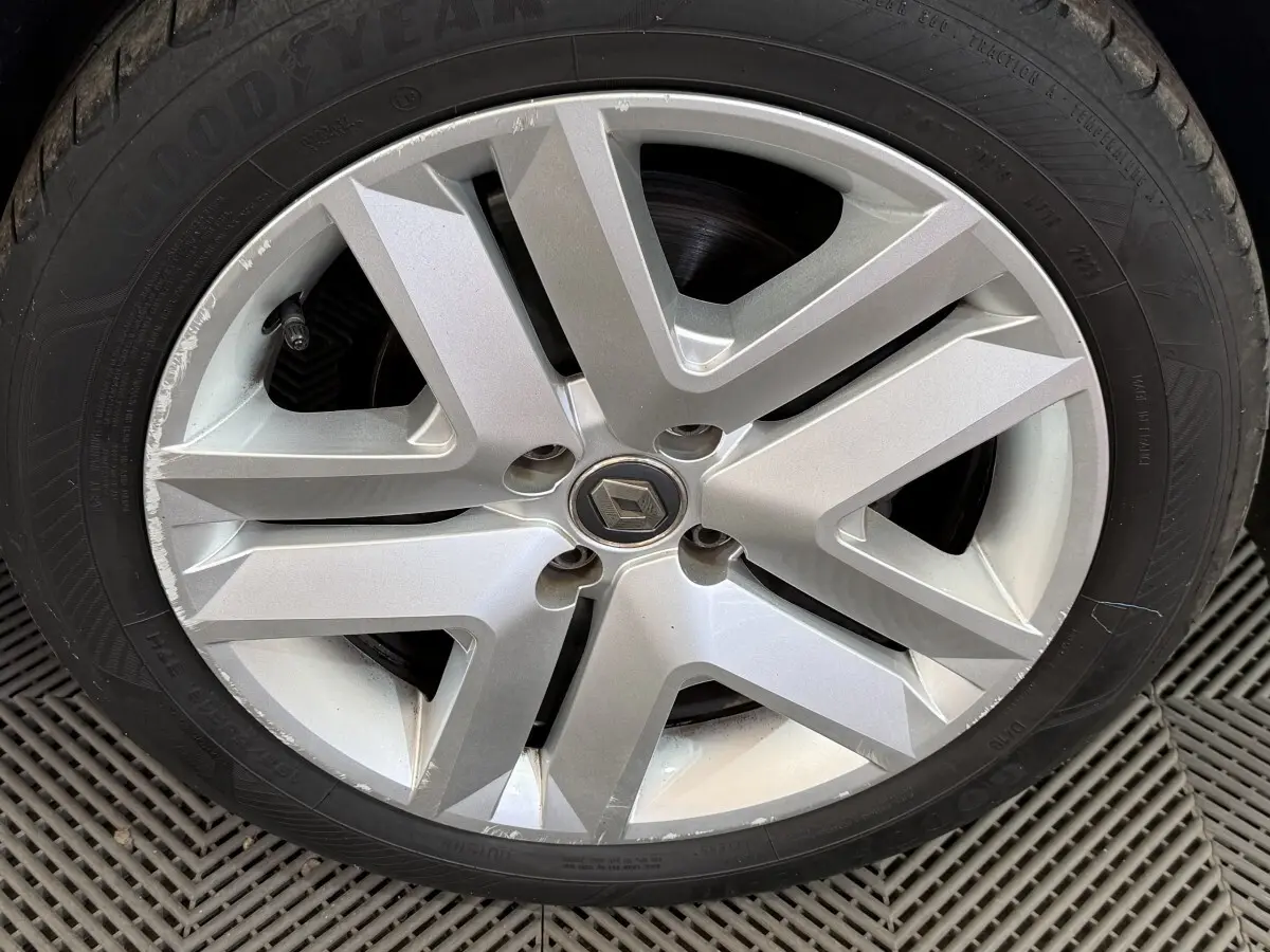 Gros plan sur la jante alliage argentée avec logo Renault au centre, montée sur pneu Goodyear.