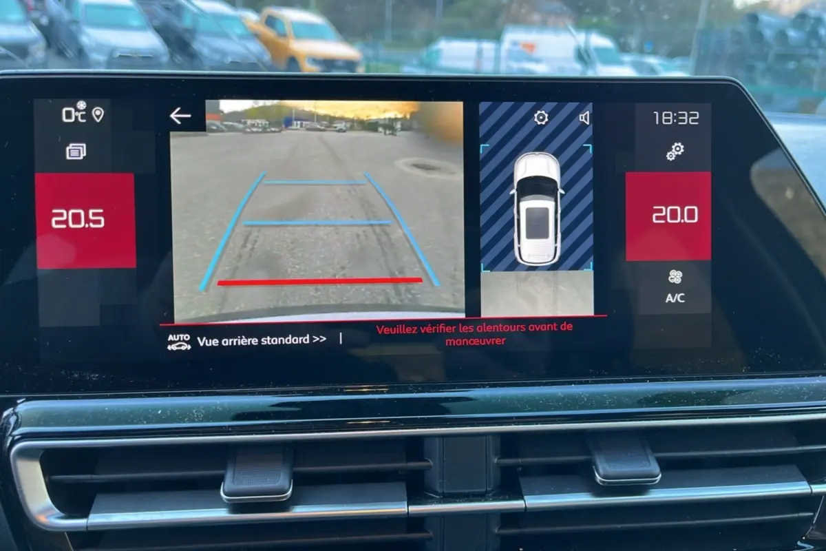 Écran multimédia du Citroën C5 Aircross Hybrid blanc, affichant la caméra de recul et l’aide au stationnement.