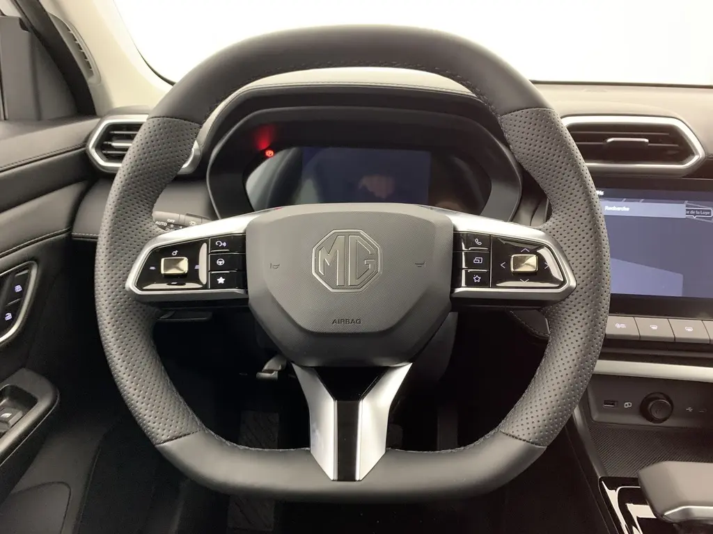 Vue frontale du volant en cuir microfibre noir du MG ZS 1.5 L Hybrid+ 197 ch Luxury avec commandes intégrées et tableau de bord digital.