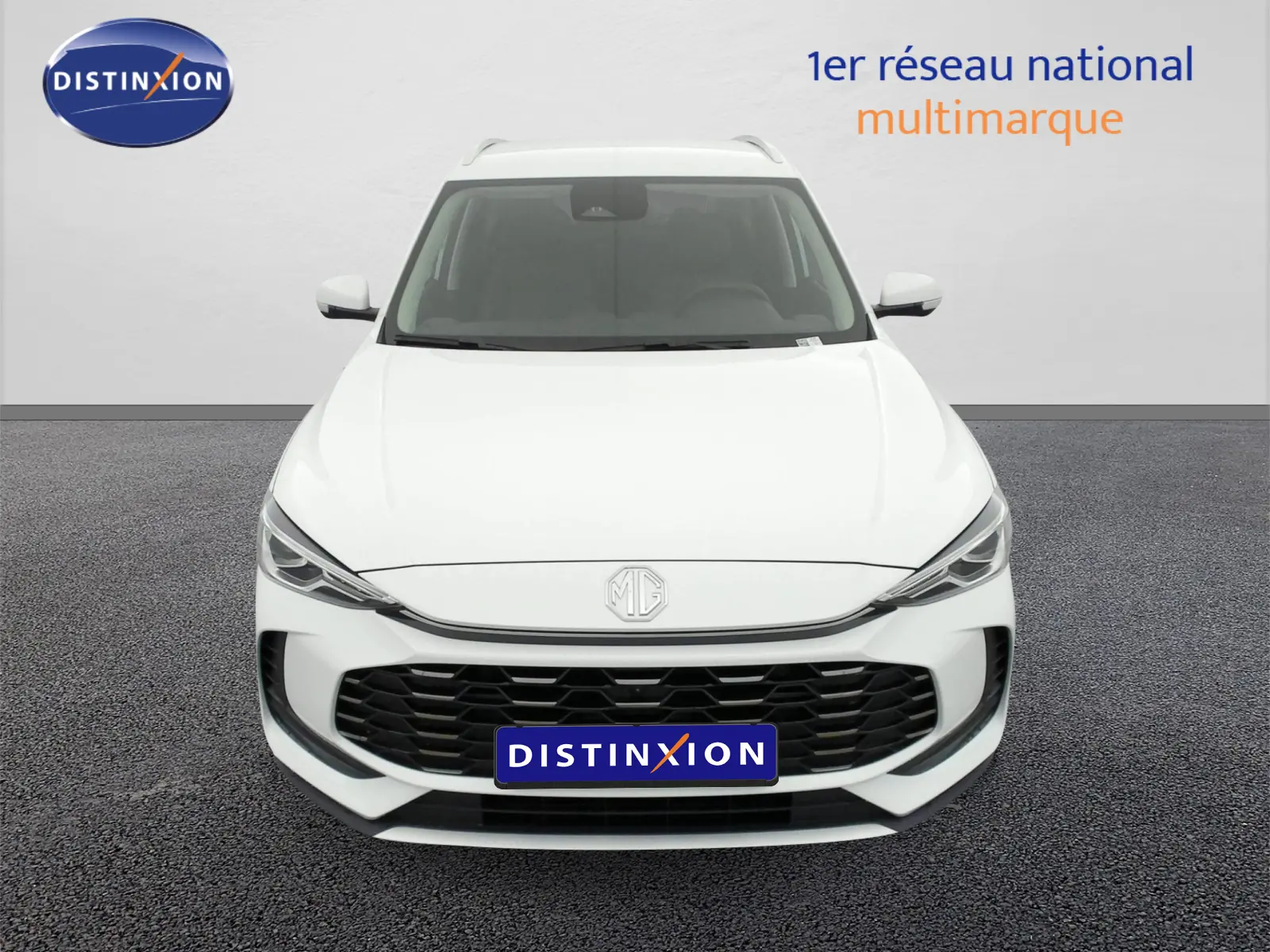 Vue frontale du MG ZS 1.5 L Hybrid+ 197 ch Luxury en blanc Dover, avec calandre noire et phares LED fins.