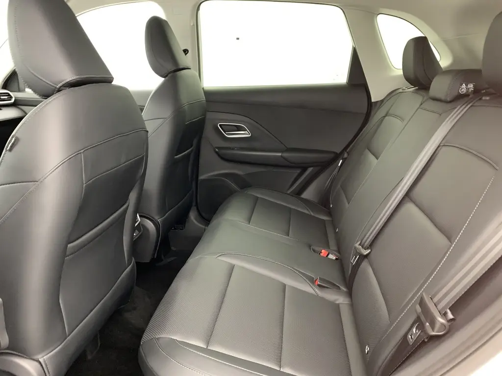 Vue intérieure côté droit des sièges arrière en similicuir noir du MG ZS 1.5 L Hybrid+ 197 ch Luxury 2026.