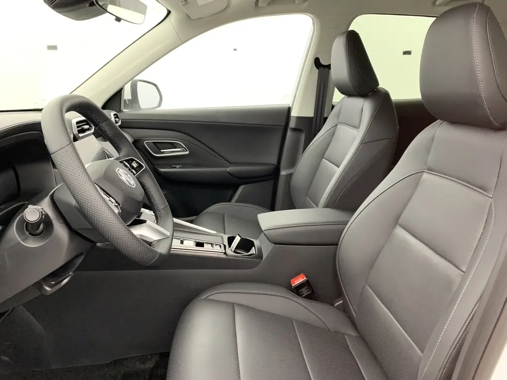 Vue intérieure côté gauche du MG ZS 1.5 L Hybrid+ 2026, sièges en similicuir noir et volant cuir microfibre.