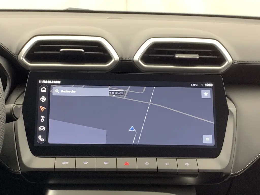 Vue rapprochée de l'écran tactile 12,3'' du tableau de bord noir du MG ZS 1.5 L Hybrid+ 197 ch Luxury.