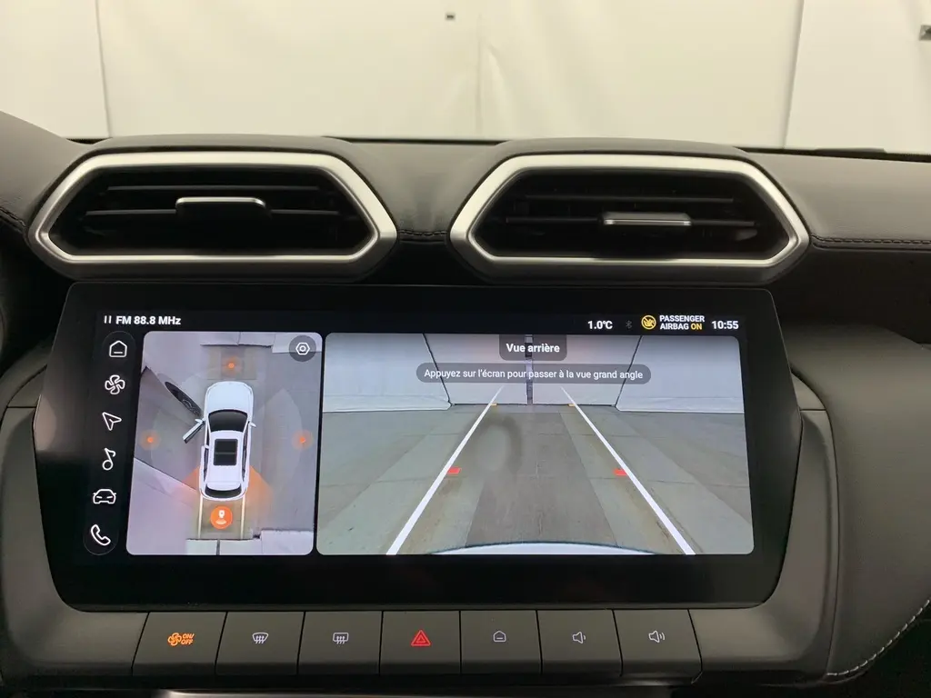 Écran tactile 12,3'' du MG ZS blanc, affichant la caméra 360° et la vue arrière du système d'aide au stationnement.