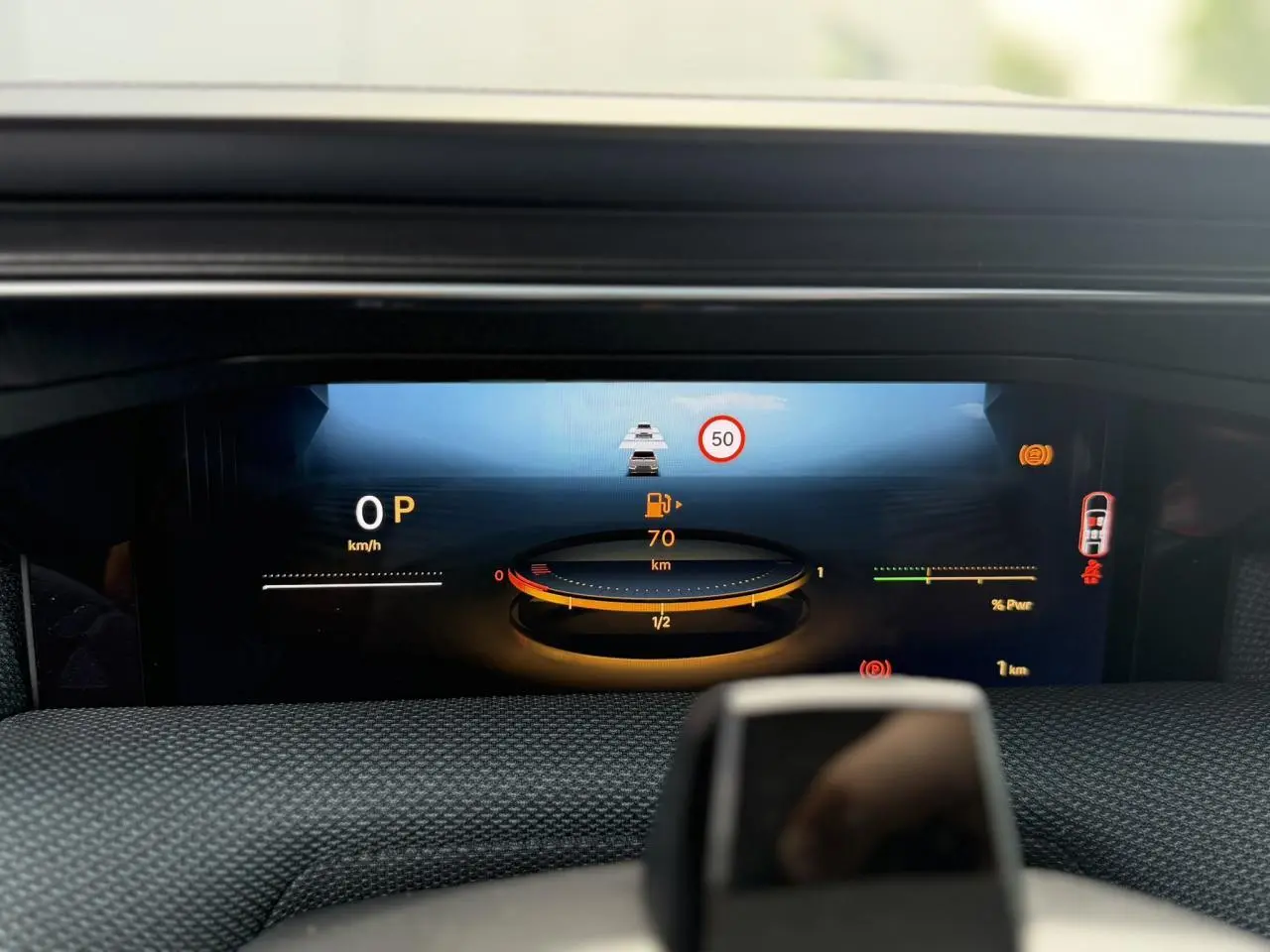 Tableau de bord numérique du Citroën C5 Aircross hybride 2026, affichage vitesse, autonomie et alertes en vue frontale.