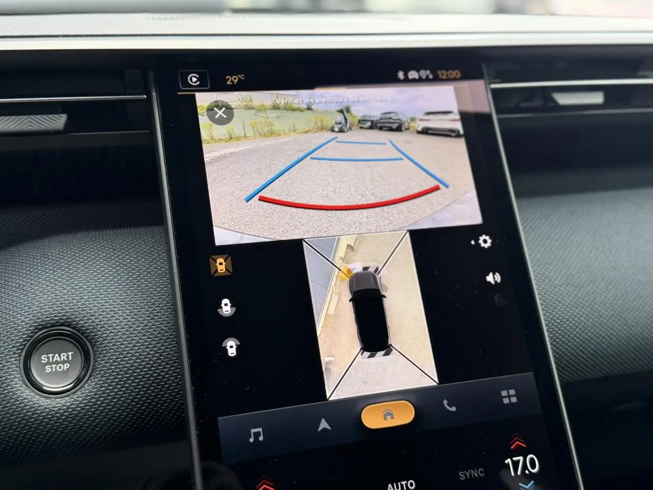 Écran tactile central du Citroën C5 Aircross 2026 montrant la caméra 360° et l’aide au stationnement en vue intérieure.