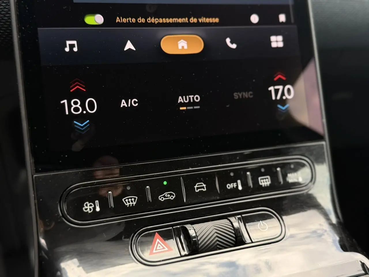 Gros plan sur la console centrale tactile et les commandes climatisation du Citroën C5 Aircross hybride 2026.