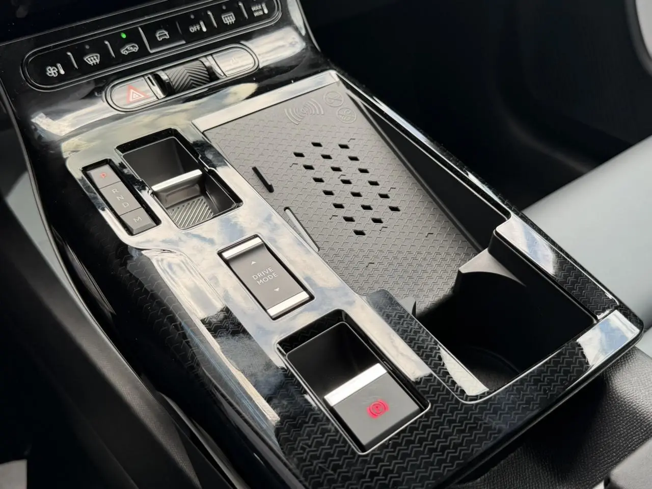 Vue rapprochée de la console centrale noire brillante avec sélecteur de mode de conduite et frein à main électrique du Citroën C5 Aircross.