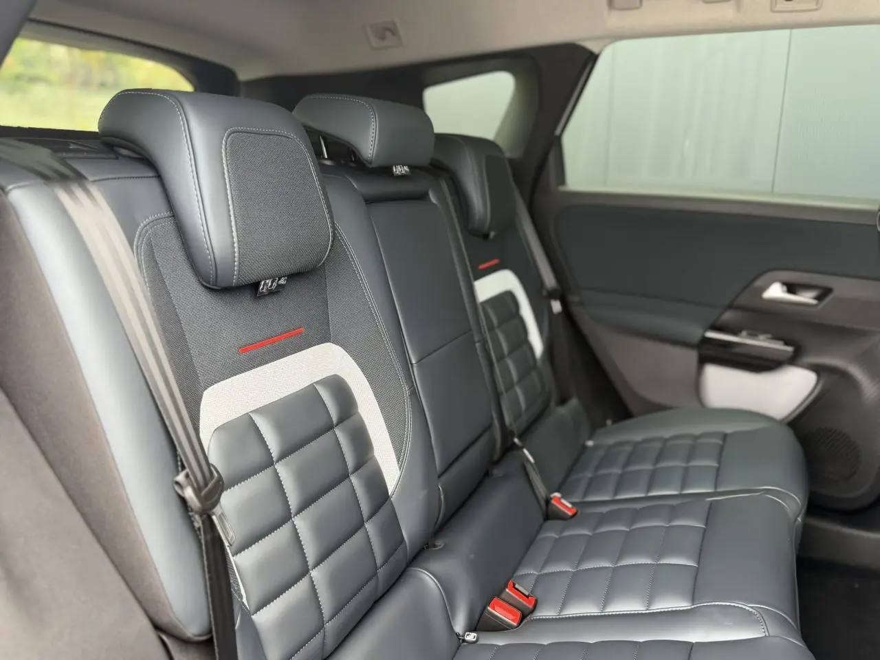 Vue intérieure côté droit des sièges arrière en cuir et tissu noir avec surpiqûres blanches du Citroën C5 Aircross 2026.