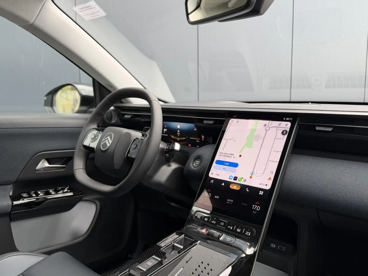 Vue intérieure côté conducteur du Citroën C5 Aircross 2026, tableau de bord noir avec écran tactile vertical et volant multifonctions.