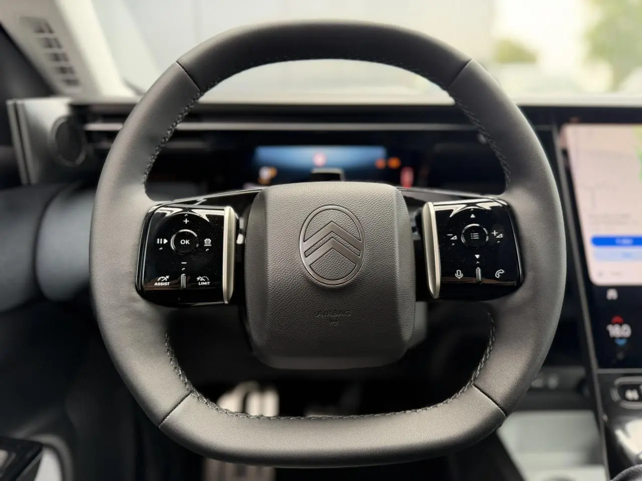 Volant multifonctions noir mat de Citroën C5 Aircross 2026 vu de face avec commandes tactiles intégrées.