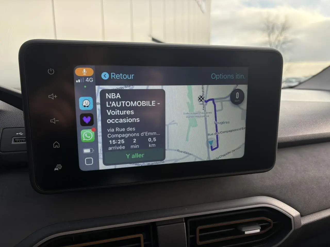 Écran tactile 8 pouces du système multimédia du Dacia Jogger 2024 affichant la navigation GPS en mode jour.
