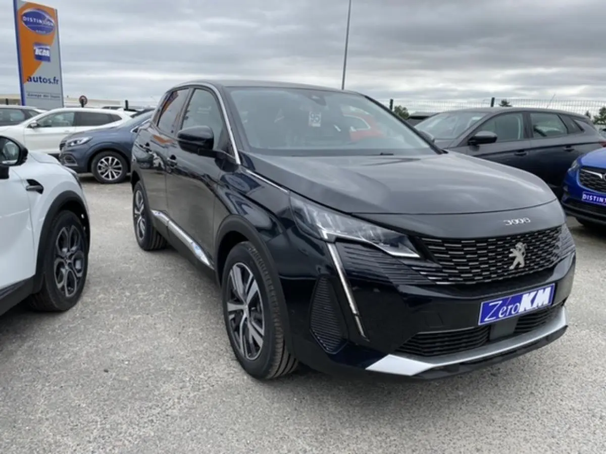 Peugeot 3008 noir perla nera en 3/4 avant droit sur parking, avec calandre distinctive et feux LED verticaux.