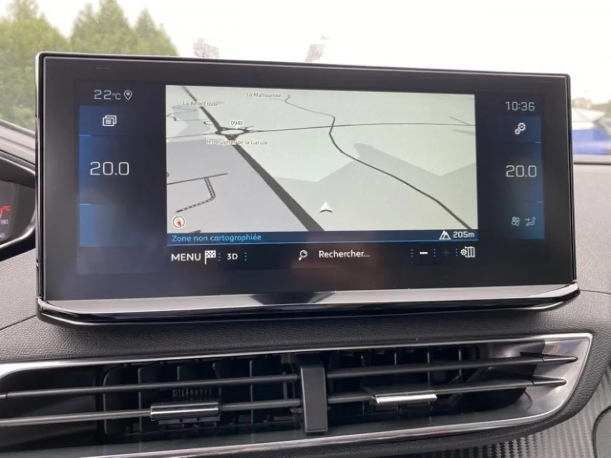 Écran tactile central du tableau de bord du Peugeot 3008 noir Perla Nera 2021 affichant la navigation GPS.