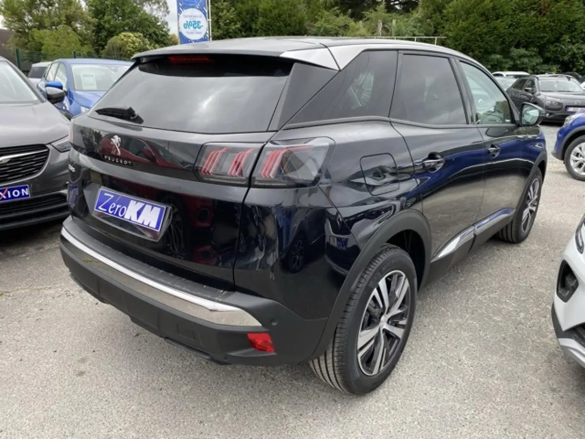 Vue 3/4 arrière droite d'un Peugeot 3008 noir Perla Nera 2021 avec feux arrière à griffes et jantes alliage.
