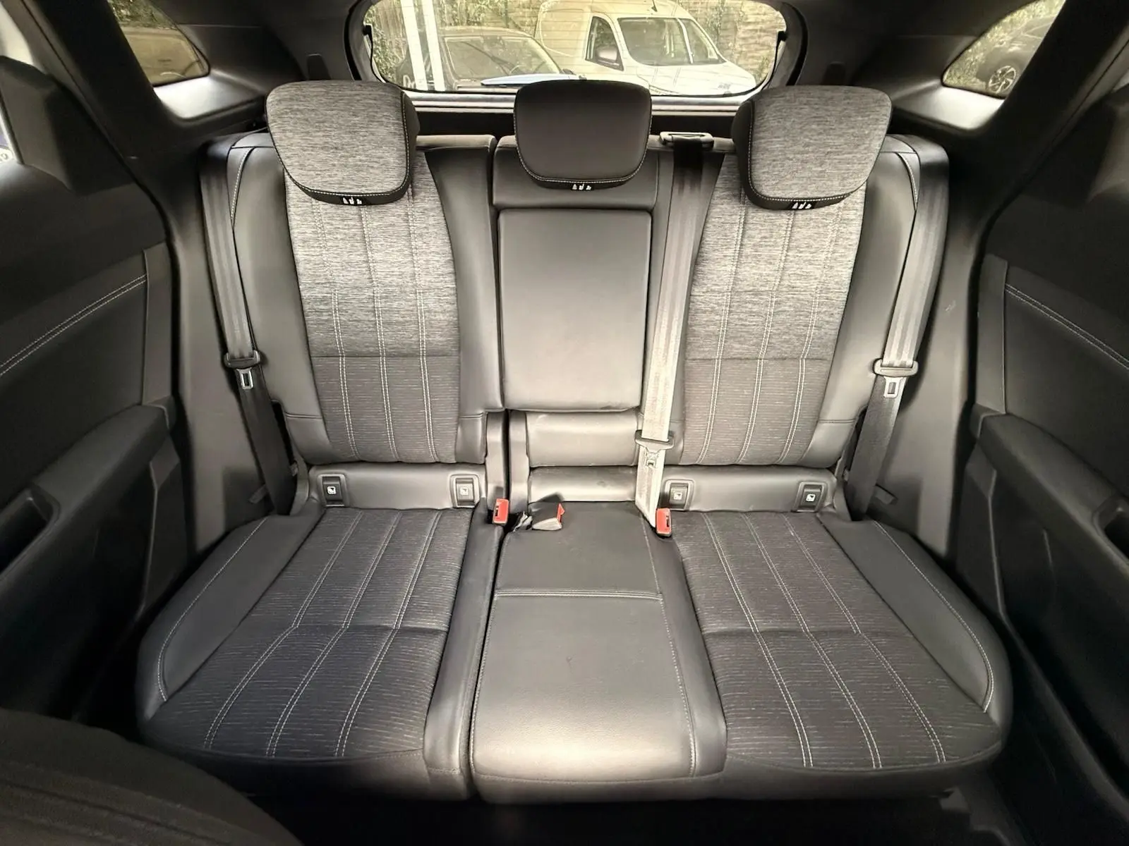 Vue intérieure sur la banquette arrière en tissu et cuir noir avec appuie-têtes du Renault Austral E-Tech 2023.