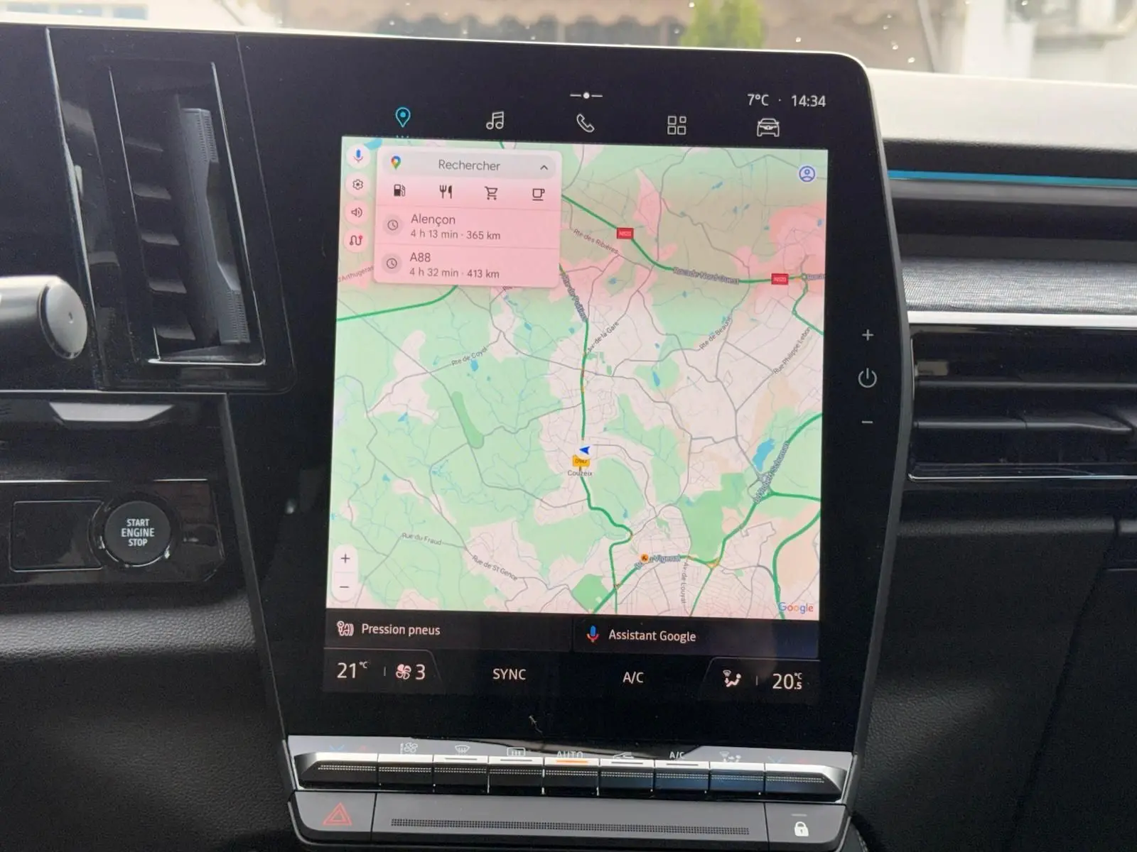 Écran tactile central du tableau de bord du Renault Austral E-Tech 200 blanc nacré, affichant la navigation GPS.