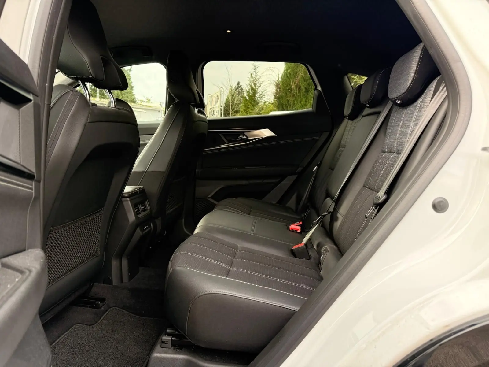 Vue intérieure côté droit des sièges arrière en tissu noir du Renault Austral E-Tech 200 hybride blanc nacré.